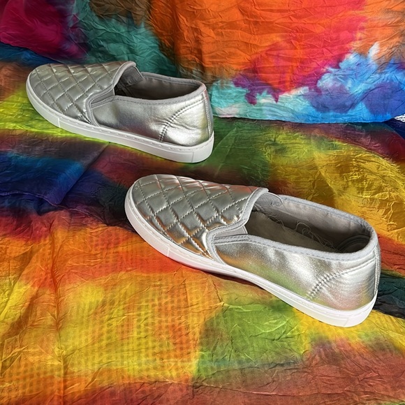J. Adam's size 8 Quilted Loafers Metallic Silver EUC - Picture 3 of 10